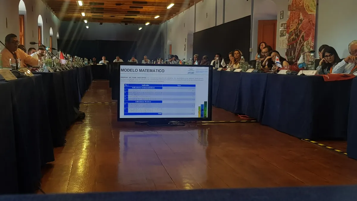 Participantes en una sesión de trabajo con presentación técnica en salón tipo U